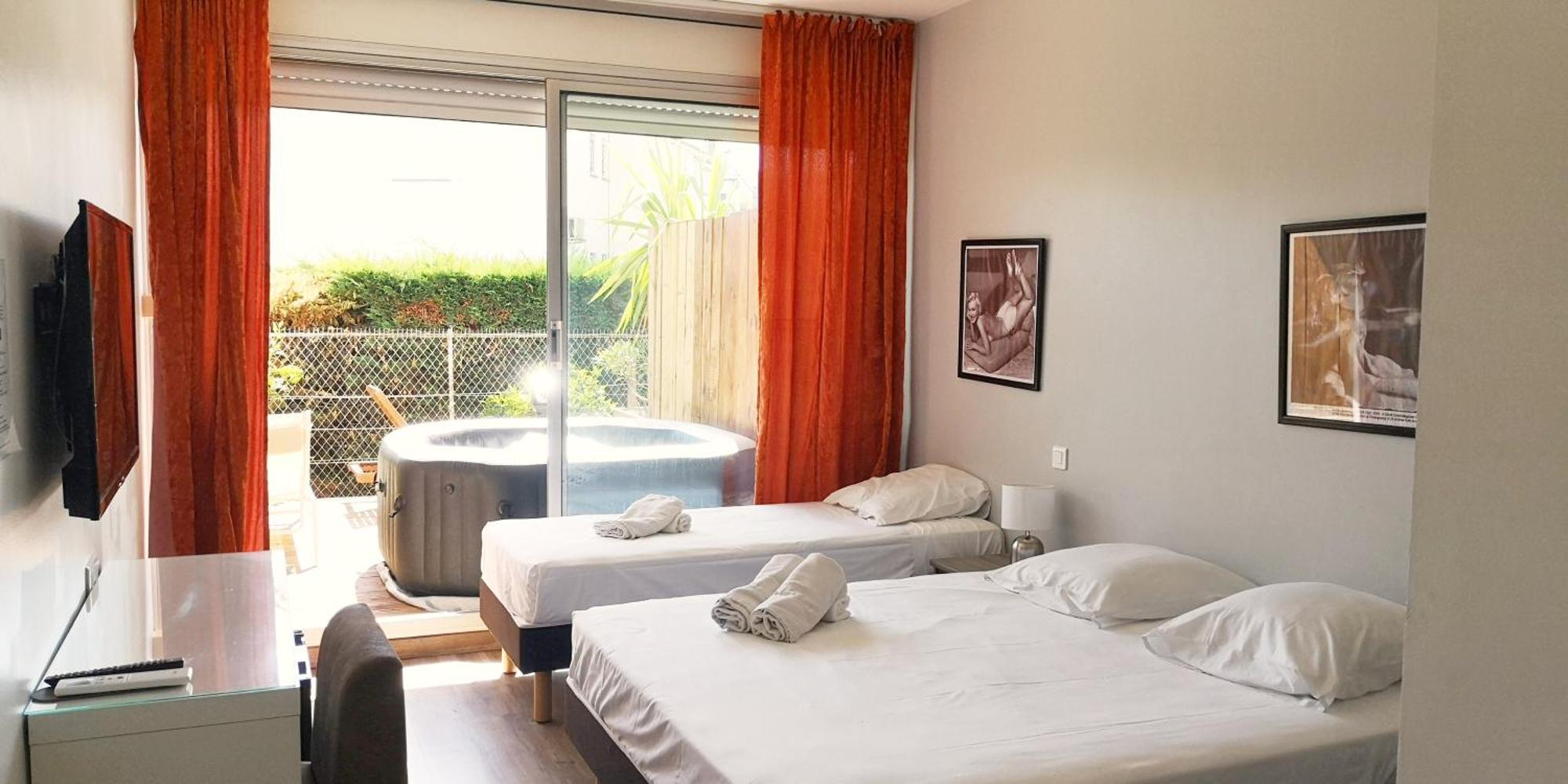 Hotel Sable Et Soleil - Port, Plage Et Jacuzzi Prive Fréjus الغرفة الصورة