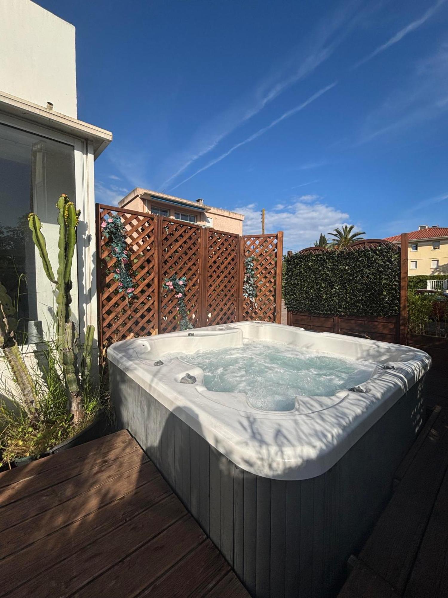 Hotel Sable Et Soleil - Port, Plage Et Jacuzzi Prive Fréjus المظهر الخارجي الصورة