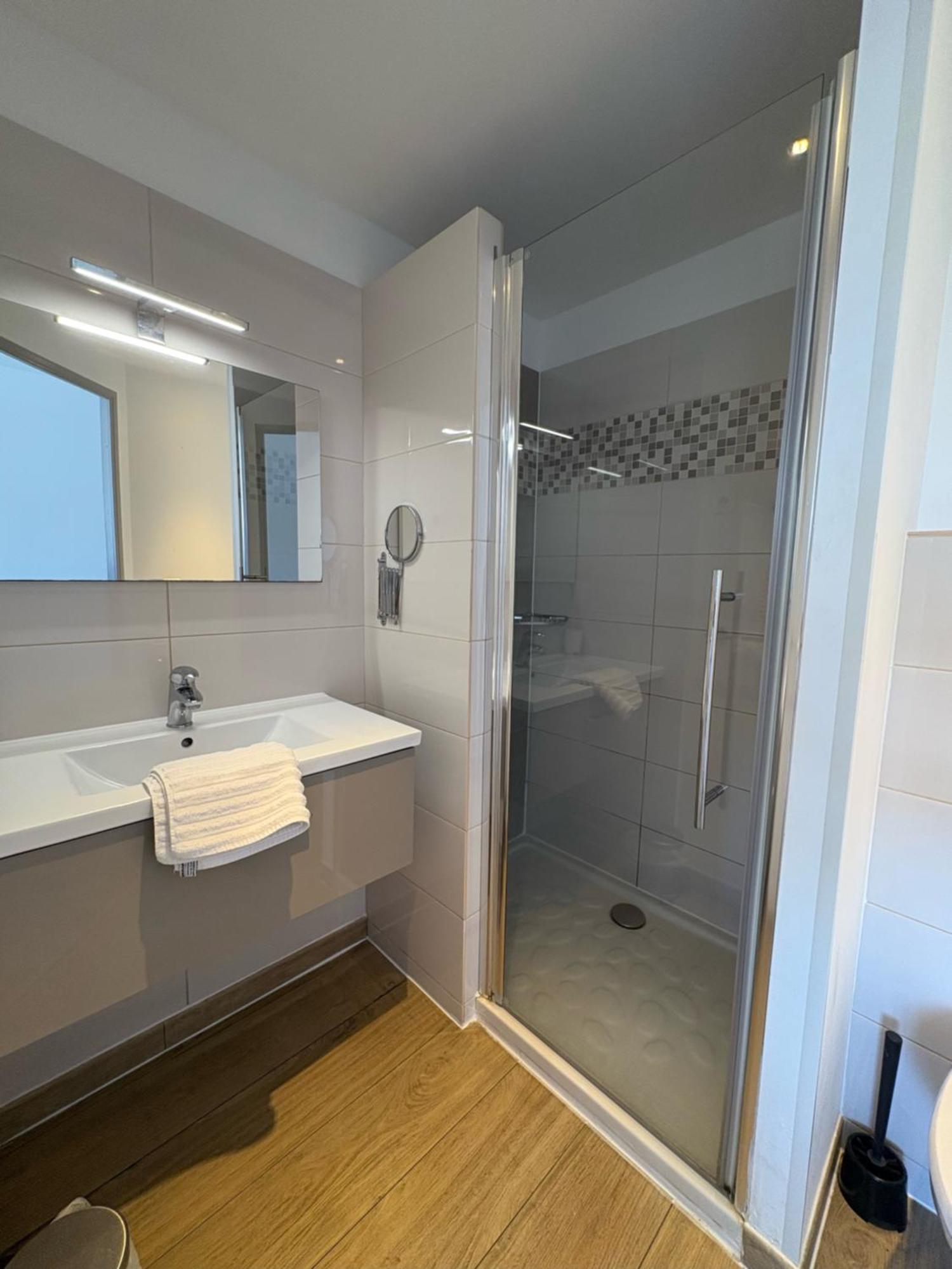 Hotel Sable Et Soleil - Port, Plage Et Jacuzzi Prive Fréjus المظهر الخارجي الصورة