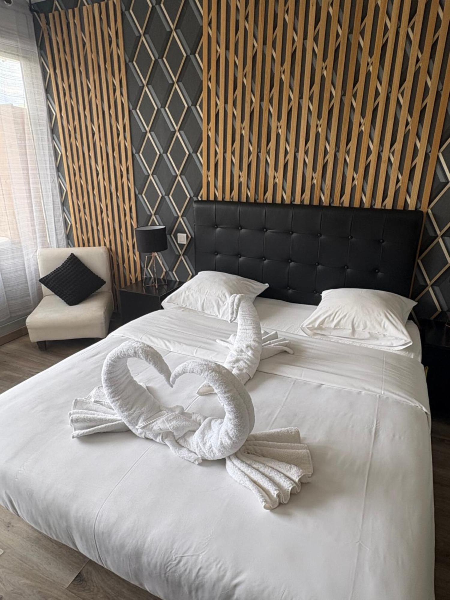 Hotel Sable Et Soleil - Port, Plage Et Jacuzzi Prive Fréjus المظهر الخارجي الصورة